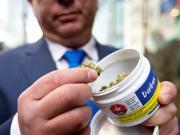 大麻を持つ男性