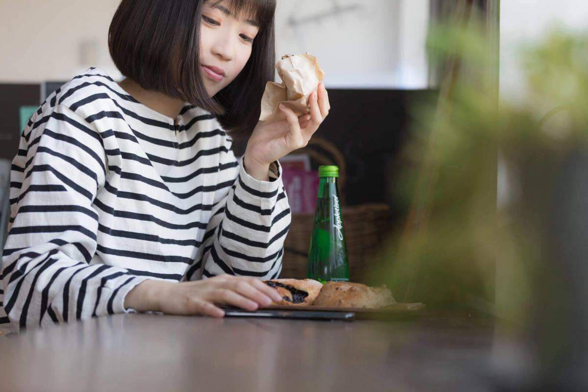 パンを食べる女性