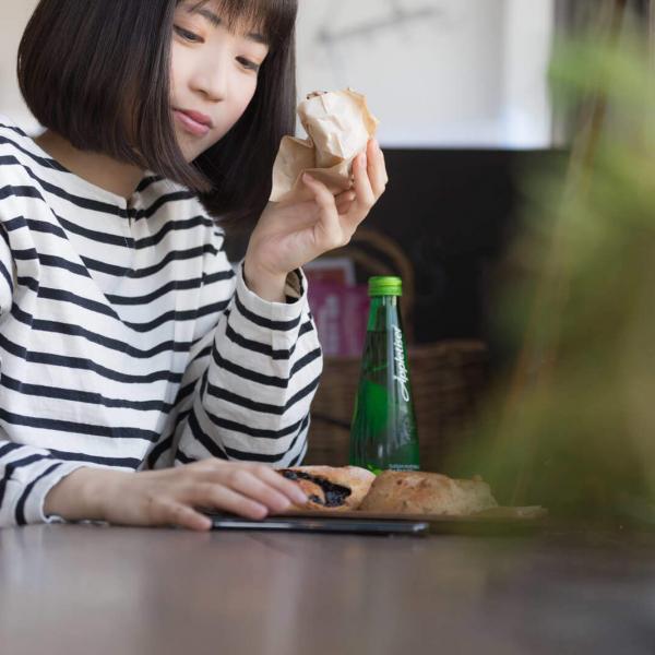 パンを食べる女性