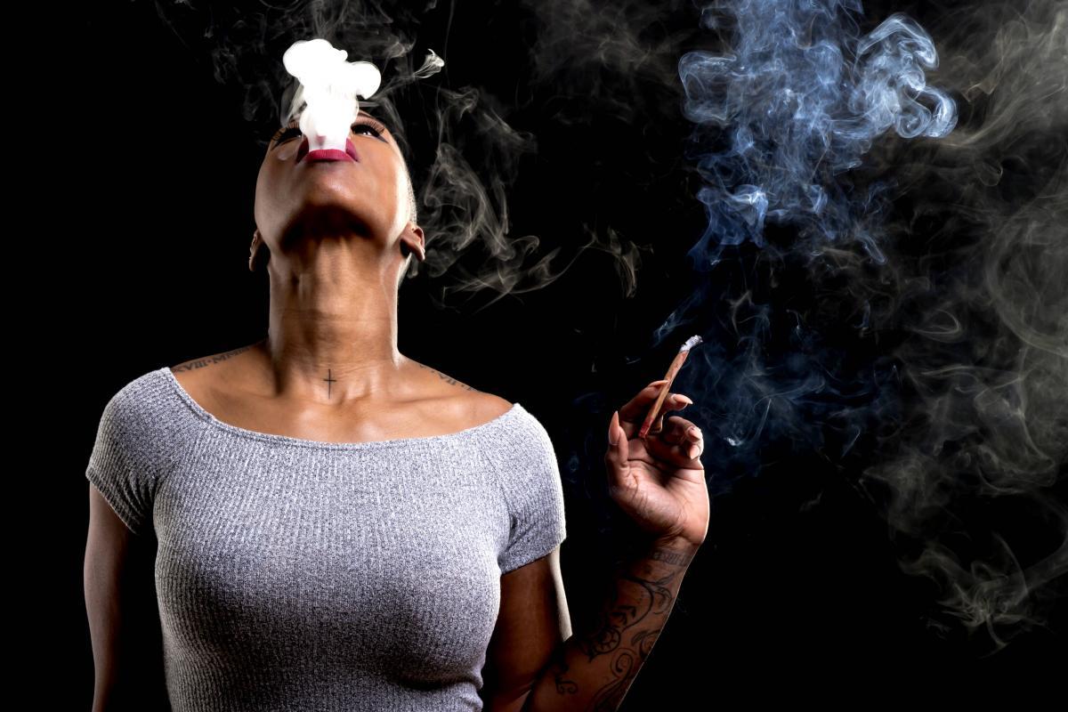 大麻を吸う女性