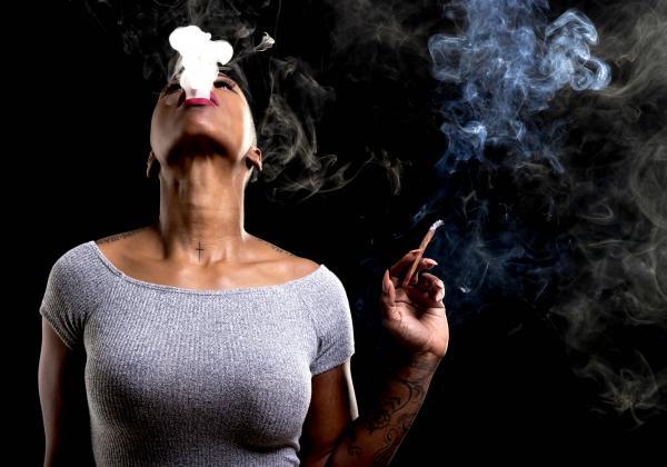 大麻を吸う女性