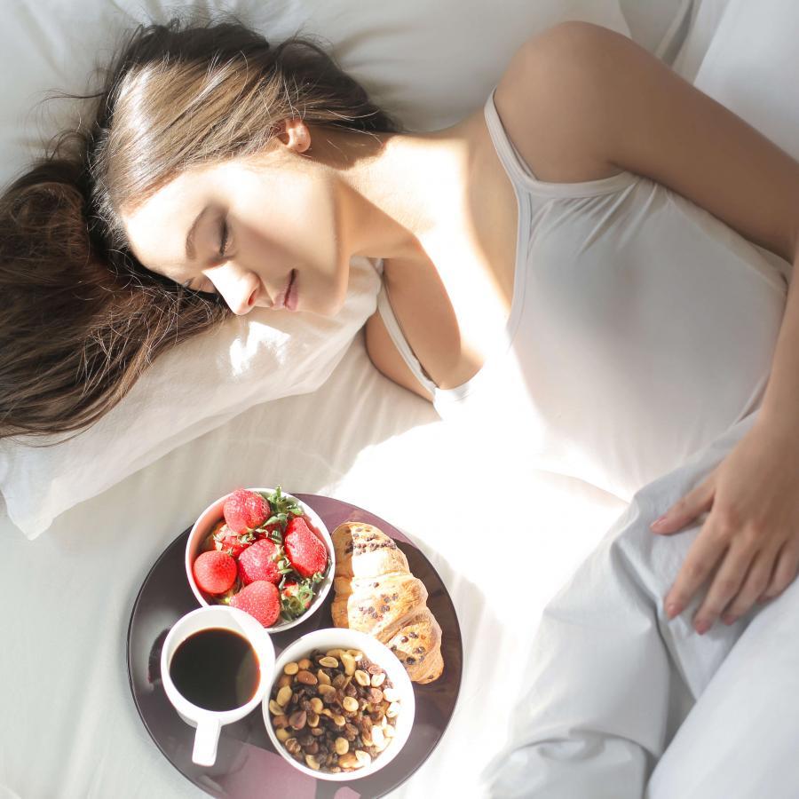 睡眠中の女性