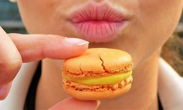 マカロンを食べる女性