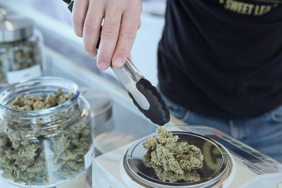 大麻を掴む男性