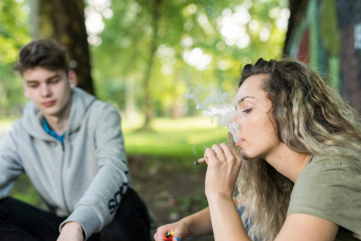 大麻を吸う男女