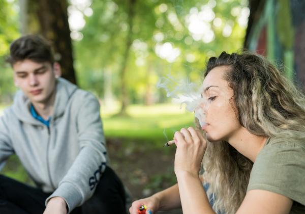 大麻を吸う男女