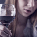 お酒は少量なら健康に良いは嘘！？大麻と比較される社会、人体に最も悪影響を与えている「アルコール」という薬物