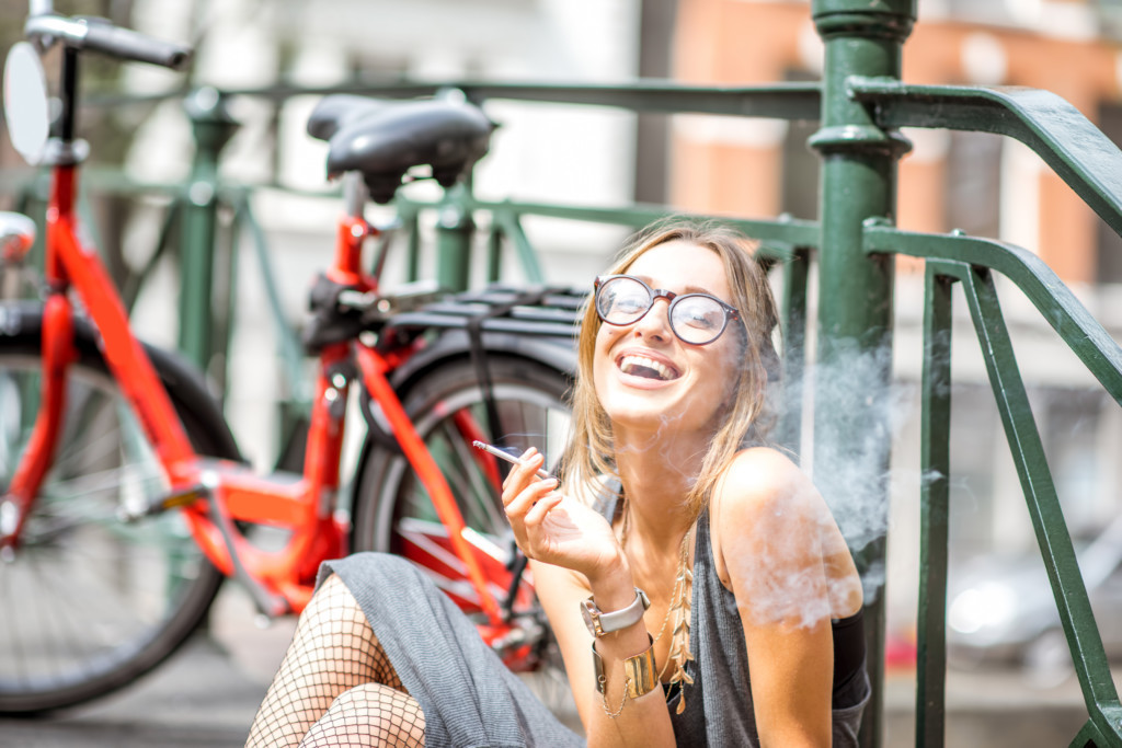 大麻を吸って笑う女性