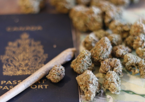 大麻とジョイントとパスポート