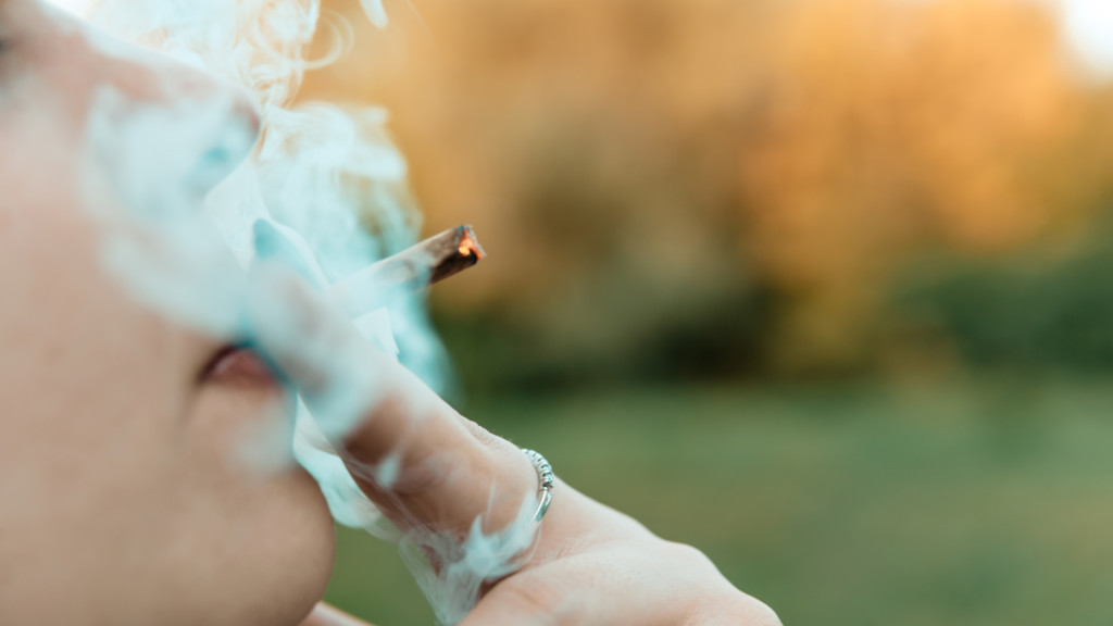 大麻を吸ってる人の11個の特徴 見た目や性格 行動 匂いは なぜバレちゃうの Marijuana Jp マリファナｊｐ 国内最大の大麻メディア