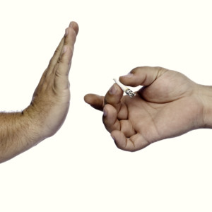 大麻を断る男性の手