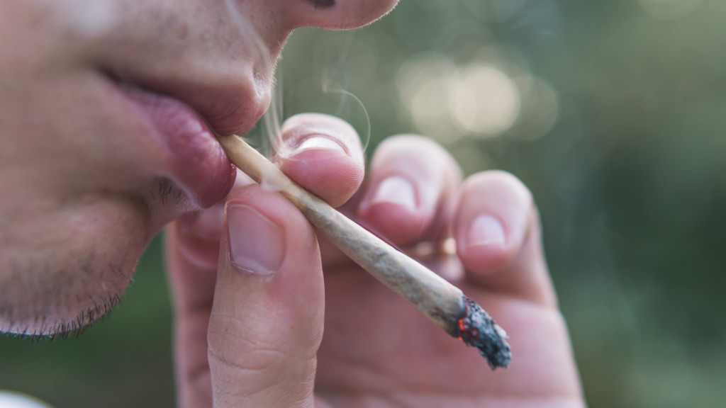 正しいジョイントの吸い方と大麻を初めて吸う人へのヒント Marijuana Jp マリファナｊｐ 国内最大の大麻メディア